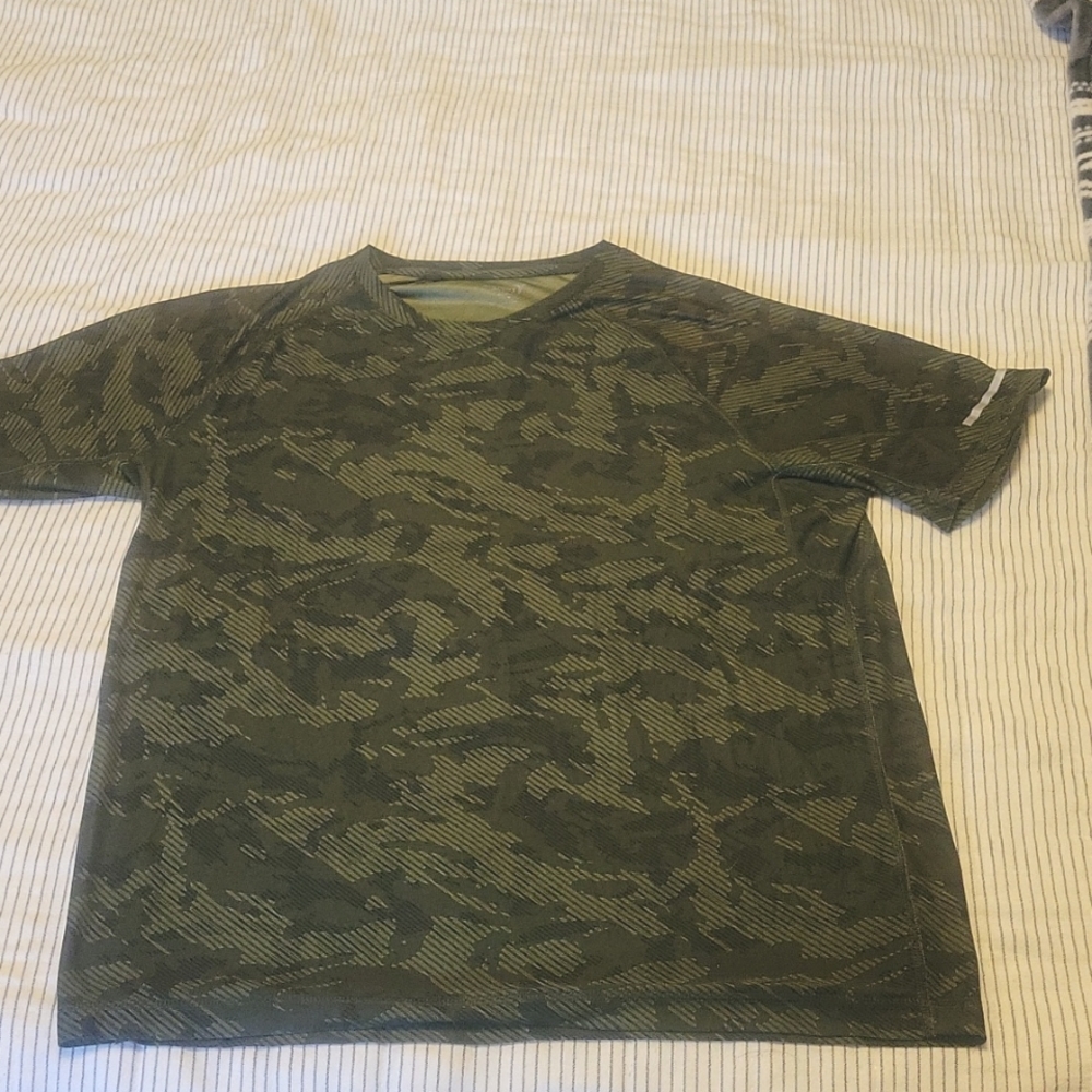 Old Navy Active "Breathe On" Men's Athletic shirt. Size small.